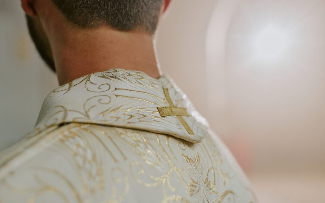 Szaty liturgiczne jako dzieła sztuki – od malarskiego wzoru po złotą nić