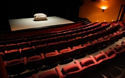 Spektakl zamiast kina — teatr jako pomysł na wyjątkowe wyjście w Warszawie